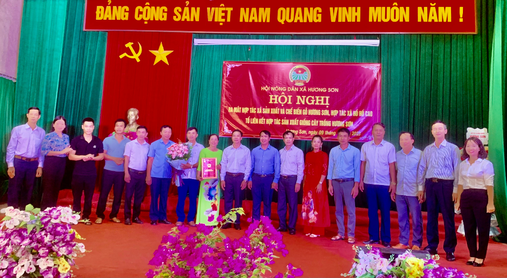 Hội nông dân xã Hương Sơn: Ra mắt Hợp tác xã và Tổ hợp tác xã nông nghiệp|https://tanthanh.langgiang.bacgiang.gov.vn/ja_JP/chi-tiet-tin-tuc/-/asset_publisher/M0UUAFstbTMq/content/hoi-nong-dan-xa-huong-son-ra-mat-hop-tac-xa-va-to-hop-tac-xa-nong-nghiep