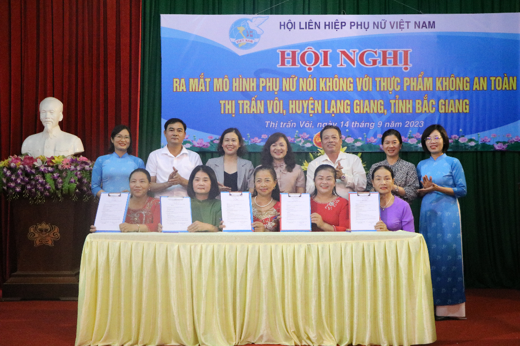 TW Hội LHPN Việt Nam ra mắt điểm mô hình "Phụ nữ nói không với thực phẩm không an toàn" tại thị...|https://tanthanh.langgiang.bacgiang.gov.vn/chi-tiet-tin-tuc/-/asset_publisher/M0UUAFstbTMq/content/tw-hoi-lhpn-viet-nam-ra-mat-iem-mo-hinh-phu-nu-noi-khong-voi-thuc-pham-khong-an-toan-tai-thi-tran-voi-huyen-lang-giang